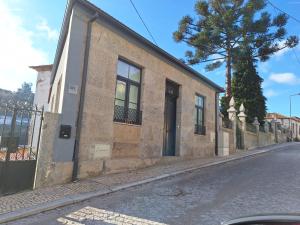 un bâtiment situé sur le côté d'une rue dans l'établissement Chalé Caldas de Aregos, à Caldas de Aregos