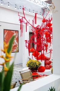 eine Darstellung roter Blumen in einem Raum in der Unterkunft Lavender Tan Thanh Hotel mini resort in Cong Thanh (3)
