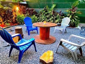 un groupe de chaises et une table dans une cour dans l'établissement Home 99, à San Mateo