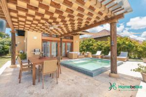 un patio con una mesa y una piscina en Full of life! Green Village w private pool 28A, en Punta Cana