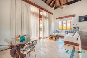 un soggiorno con tavolo in vetro e divano di Full of life! Green Village w private pool 28A a Punta Cana