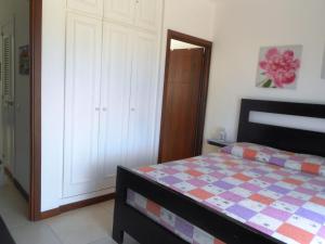 1 dormitorio con cama y armario en Maggy's House, en La Romana