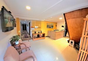 an overhead view of a living room with yellow walls at Pousada Campos Montreal in Campos do Jordão