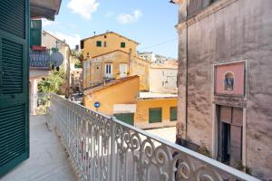 uma vista para a cidade a partir de uma varanda em Casa Terrazzino Bianca em Levanto