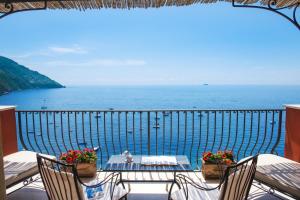 波西塔诺Albergo Miramare Positano的带桌椅和海景的阳台
