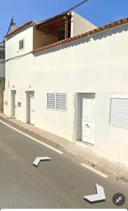 un edificio blanco al lado de una calle en La Calzada Apartment, en Tafira