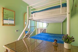 - une chambre avec des lits superposés dotés d'un matelas bleu dans l'établissement Dimora Montelago Apartment Roby, à SantʼAmbrogio di Valpolicella