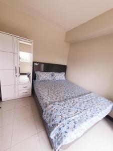 sypialnia z łóżkiem i komodą w obiekcie Sunda Kelapa View PSV Belize w Dżakarcie