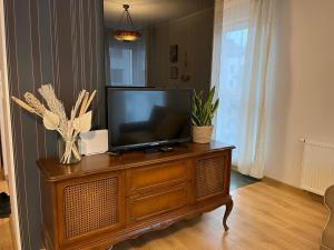 TV i/ili multimedijalni sistem u objektu Oldtown Retro Apartment by Marina with balcony for 6 people