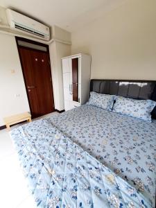 sypialnia z dużym łóżkiem z niebieską kołdrą w obiekcie Sunda Kelapa View PSV Belize w Dżakarcie