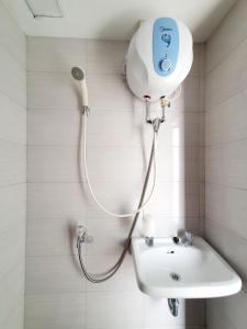 een badkamer met een douche en een wastafel bij Sunda Kelapa View PSV Belize in Jakarta
