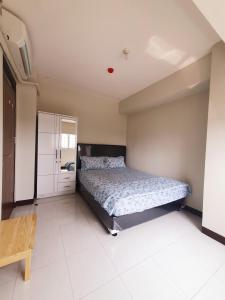 een slaapkamer met een bed en een kast erin bij Sunda Kelapa View PSV Belize in Jakarta