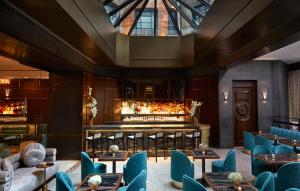 un restaurant avec des chaises bleues et un bar dans l'établissement Hotel Belleclaire Central Park, à New York