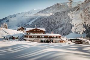 un rifugio da sci in montagna con neve sul terreno di Hotel Birkenhöhe a Hirschegg