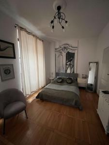 Schlafzimmer mit einem Bett und einem Kronleuchter in der Unterkunft Pokoje na Starówce in Zamość