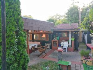 ein kleines Haus mit einer Terrasse davor in der Unterkunft Gesamtes Haus mit Garten - 100% Privatsphäre in Wien
