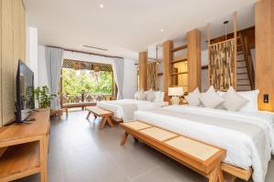 een slaapkamer met 2 bedden en een flatscreen-tv bij Ban's Diving Resort SHA Extra Plus in Ko Tao