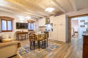 - une cuisine et une salle à manger avec une table et des chaises dans l'établissement Dimora Montelago Apartment Gino, à SantʼAmbrogio di Valpolicella