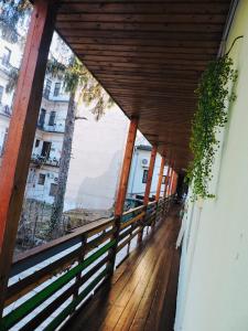 balcone in legno con vista su un edificio di Central Hostel Cluj a Cluj-Napoca