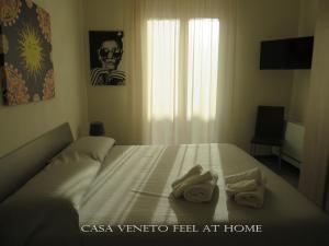 een slaapkamer met 2 handdoeken op een bed bij Casa Veneto in Mazara del Vallo