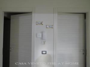 een witte lift met borden aan de zijkant van een gebouw bij Casa Veneto in Mazara del Vallo