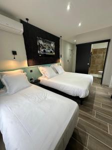 Voodi või voodid majutusasutuse Logis Hôtel Au Vieux Morvan "récemment rénové", au cœur de la Bourgogne, Piscine & Spa toas