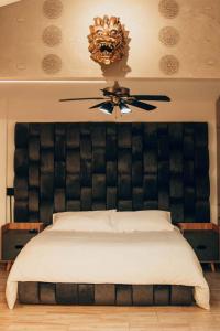 מיטה או מיטות בחדר ב-Örök Hotel