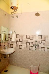 La salle de bains est pourvue d'un lavabo et d'un miroir. dans l'établissement Ranthambhore Tiger Niwas, à Sawai Madhopur