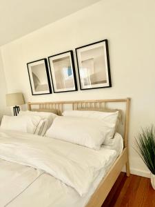 Katil atau katil-katil dalam bilik di Stylish Evergreen Apartment By Newark Airport