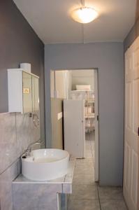 ein Bad mit einer weißen Badewanne in einem Zimmer in der Unterkunft OceanLife Accommodation Luderitz in Lüderitz