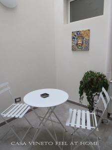 una mesa blanca y sillas en una habitación en Casa Veneto, en Mazara del Vallo