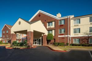 un gran edificio de ladrillo con techo en una calle en Fairfield Inn and Suites Memphis Germantown, en Memphis