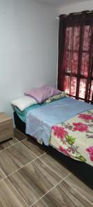 una camera da letto con un letto e un pavimento in legno di Casa Zoé a Guayabal