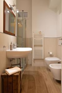 bagno con 2 lavandini e servizi igienici di Residenza Porta Palio a Verona