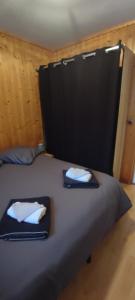 ein Bett mit zwei Handtüchern darüber in der Unterkunft La Chamade in Le Biot