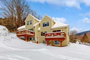 ein Haus mit zwei Decks im Schnee in der Unterkunft 61 East Field Road in Jackson