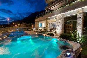 Bazén v ubytování Luxury Apartments Jolara With Heated Pool - Deluxe Apartment 18 nebo v jeho okolí