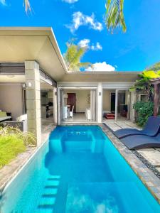 a swimming pool in the backyard of a house at Tropical Villa - 3 Bedrooms in the heart of Grand-Baie in Grand Baie
