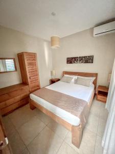 a bedroom with a large bed in a room at Tropical Villa - 3 Bedrooms in the heart of Grand-Baie in Grand Baie