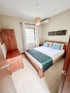 a bedroom with a bed and a window at Tropical Villa - 3 Bedrooms in the heart of Grand-Baie in Grand Baie