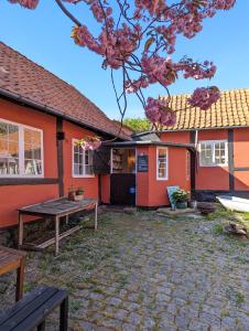 una casa con una mesa de picnic delante de ella en Pensionat Næsgaarden, en Allinge