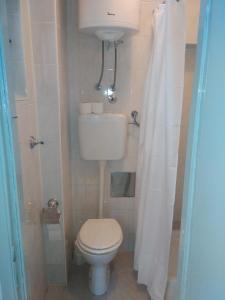 Baño pequeño con aseo y lavamanos en Guesthouse NO.27, en Mostar