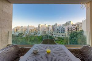een tafel met twee kopjes en een glas sinaasappelsap bij Luxury 3BR home in St Julians with private terrace by 360 Estates in Taʼ Ċikkun