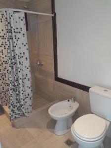 łazienka z toaletą i prysznicem w obiekcie Elegante cabaña. w mieście El Calafate