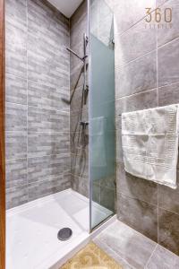 Koupelna v ubytování Luxury 3BR home in St Julians with private terrace by 360 Estates