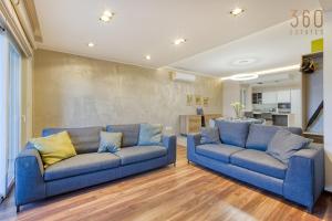 Posezení v ubytování Luxury 3BR home in St Julians with private terrace by 360 Estates