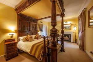 1 dormitorio con cama grande con dosel y chimenea en Barcaldine Castle en Oban