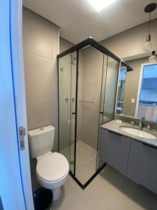 a bathroom with a toilet and a shower and a sink at Apartamento ao lado metrô Vl. Mariana in Sao Paulo
