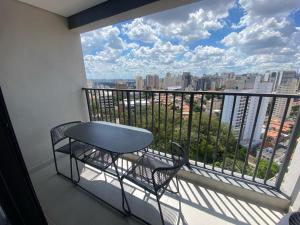 a balcony with a table and a view of a city at Apartamento ao lado metrô Vl. Mariana in Sao Paulo