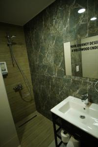 y baño con ducha y lavamanos. en Villa Oskar, en Bitola